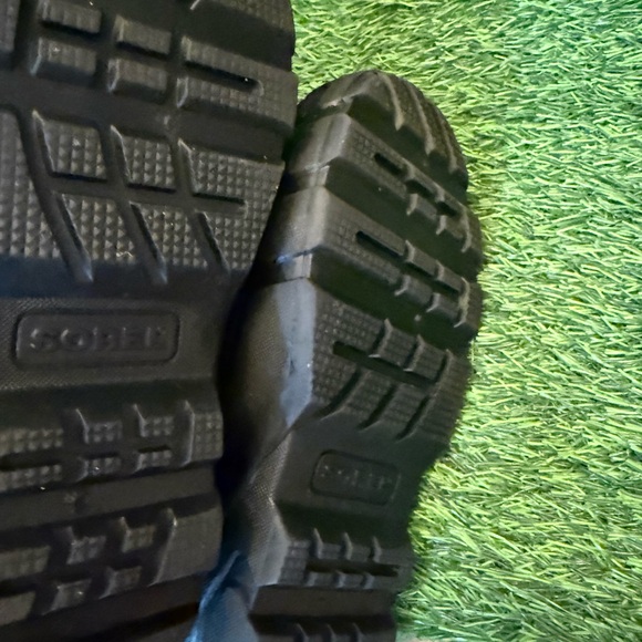 Sorel youth girls Black and Purple waterproof Snow Boots. Size 2y - Picture 9 of 9